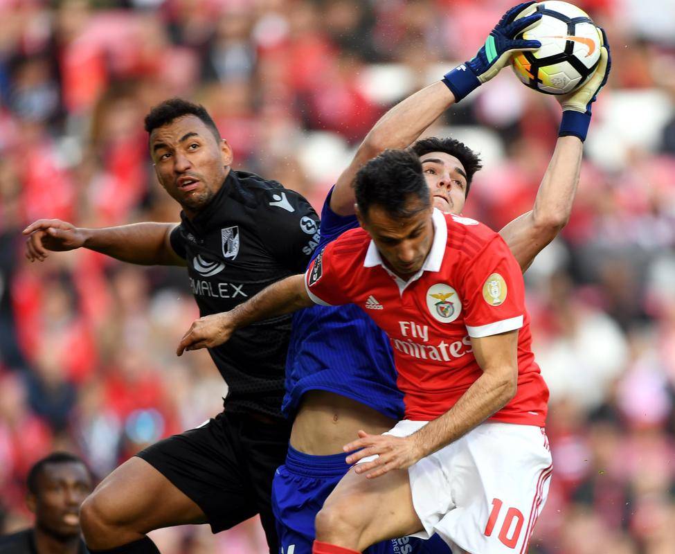 包含葡超今晚再迎强敌；上海久事防线松动；主帅态度——话题不断；赛程密集仍需轮换的词条